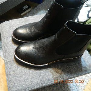 Caslon Water Resistant Chelsea Boot Black size 9